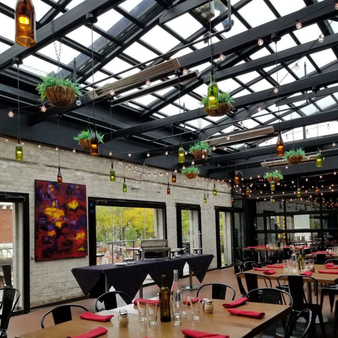 CabrioStructure's tweet image. Welcome to Pizzaman’s new home in Milwaukee. This stunning location features a CabrioFlex retractable roof with glass panels and opening walls, bringing natural light and fresh air into the space. 

#CabrioStructures #Milwaukee #WI #CabrioFlex #OutdoorDining #WeddingVenue