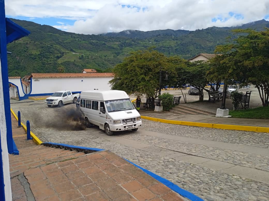 #Mérida #25Junio 
Luego de las afectaciones por las lluvias en 12 municipios de Mérida, nos informan que hay una vía alterna por San Juan hacía Jají para llegar a Mérida.

Tomar las previsiones.

#lluviasmerida #llu