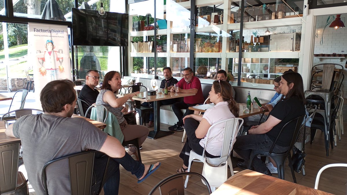 El formato de meetup sin ponente, sino a modo de mesa redonda donde se trate entre todos distintos temas de interés, siempre gusta. 

Estamos hablando, como no, de cómo la IA está afectando al SEO.

De qué hablemos después?

Gracias <a href="/factoriadigital/">Factoría Digital Hosting</a> por el patrocinio.