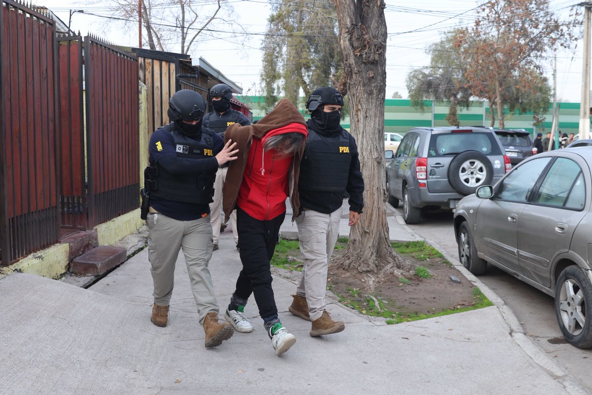 PDI_CHILE's tweet photo. 🔵OPERATIVO| Esta madrugada la Brigada de Robos Rancagua realizó diversos allanamientos en domicilios de las comunas de #LaGranja y #PuenteAlto por el proceso investigativo de los delitos de Robo con violencia, modalidad salida de Banco ocurridos en la Región de O’higgins.  Hay dos detenidos que son conocidos “lanzas internacionales” y poseen un amplio prontuario policial.
