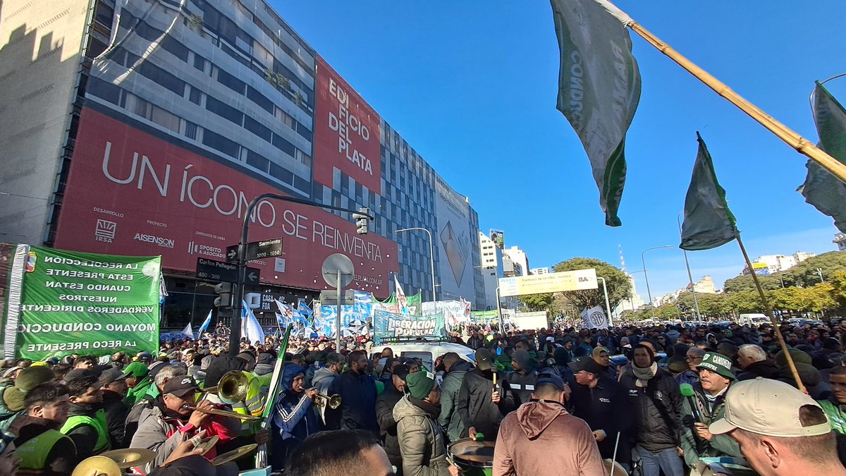 🔴 #AHORA | Masiva movilización de sindicatos y organizaciones al ministerio de Desregulación

📢Participaron UOM, ATE, gremios del transporte y más de 150 entidades y agrupaciones

Significó el debut del Frente de Lucha por la Soberanía, el Trabajo Digno y el Salario Justo