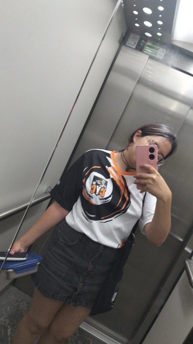 _CatMarx_'s tweet photo. Me cuesta muchísimo vestirme con cosas bonitas y acabo siempre llevando chándal así que probé una semana vistiéndome de forma bonita y este fue el resultado https://t.co/0jTkDJ1RBo