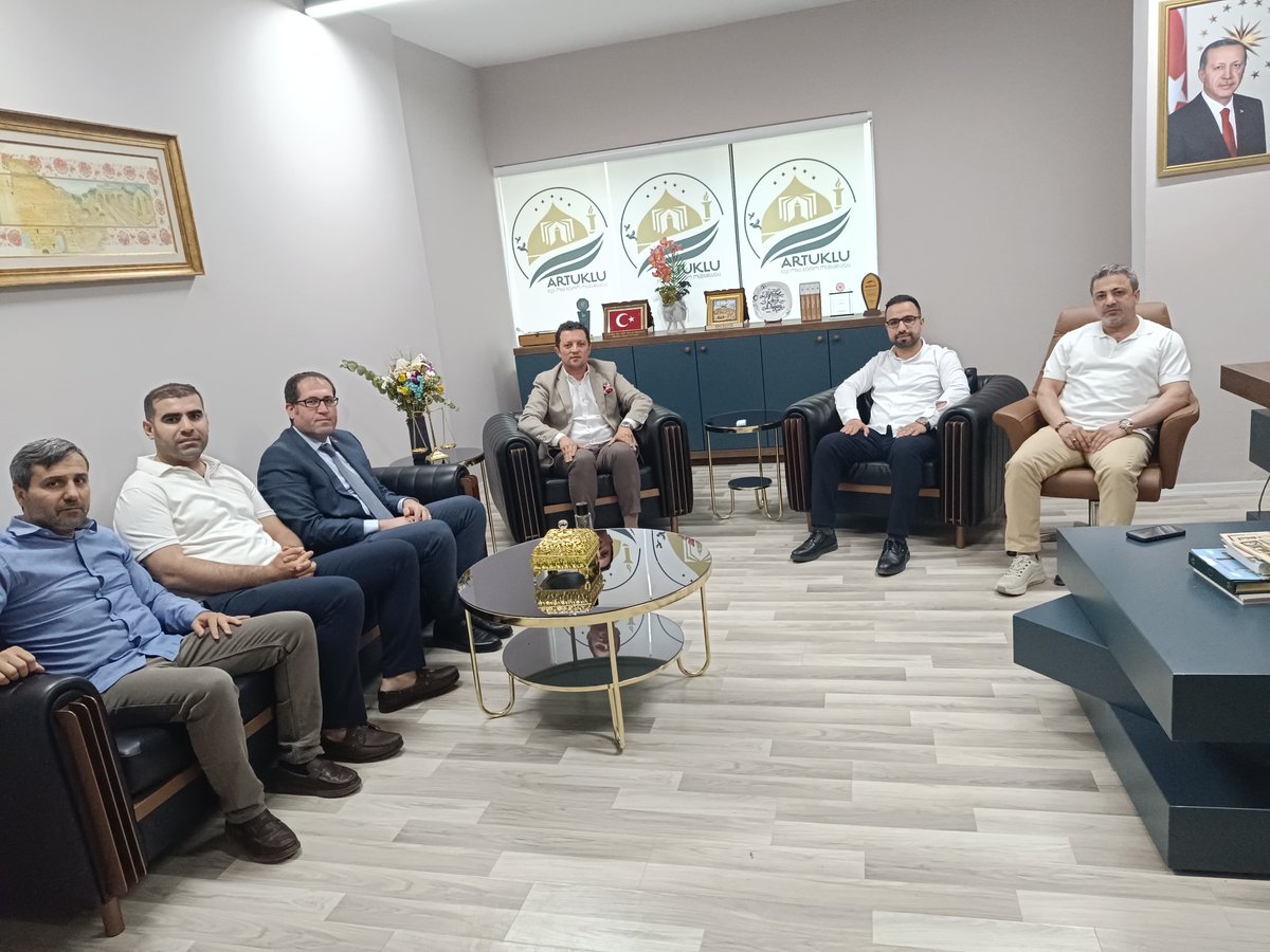 Mardin ÖNDER İmam Hatipliler Derneği Başkanı Enes Güneş ve Yönetimi, Artuklu İlçe Milli Eğitim Müdürümüz Sayın Mehmet Emin Duyan'ı makamında ziyaret ettiler. Nazik ziyaretleri için kendilerine teşekkür ederiz.