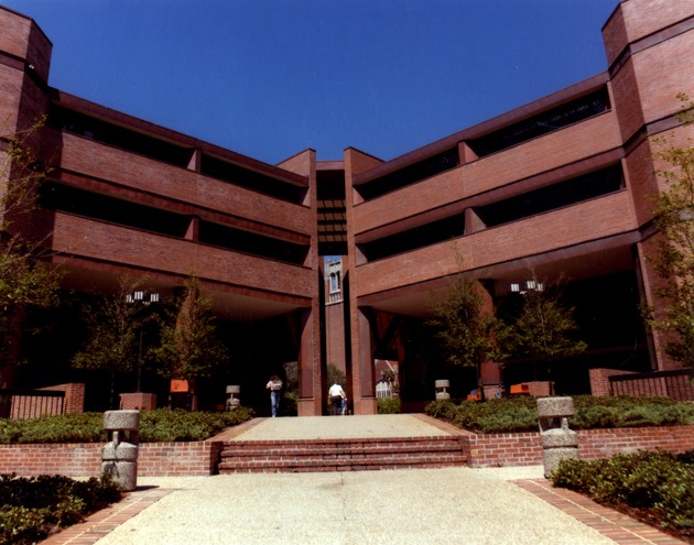 uflib's tweet image. Did you know? In 1987, the Marston Science Library opened, combining all of the non-medical science collections, including the Hume Agricultural Library.