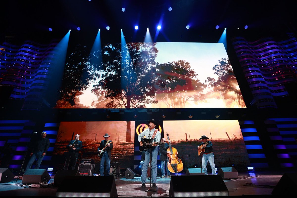 GeorgeStrait's tweet image. "Like a feather flying high up in the sky on a windy day, I get carried away." #CarriedAway
Listen: strm.to/BlueClearSky
📸: Matt Winkelmeyer/Getty Images for iHeartMedia