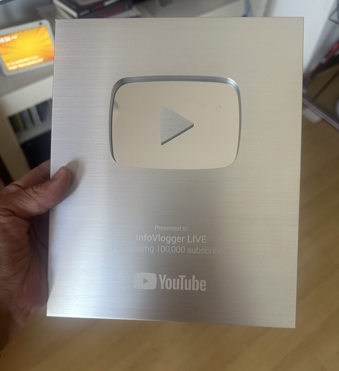 Aunque ya estoy cerca de los 200.000, ya tengo la placa de YouTube de mi canal secundario 😍