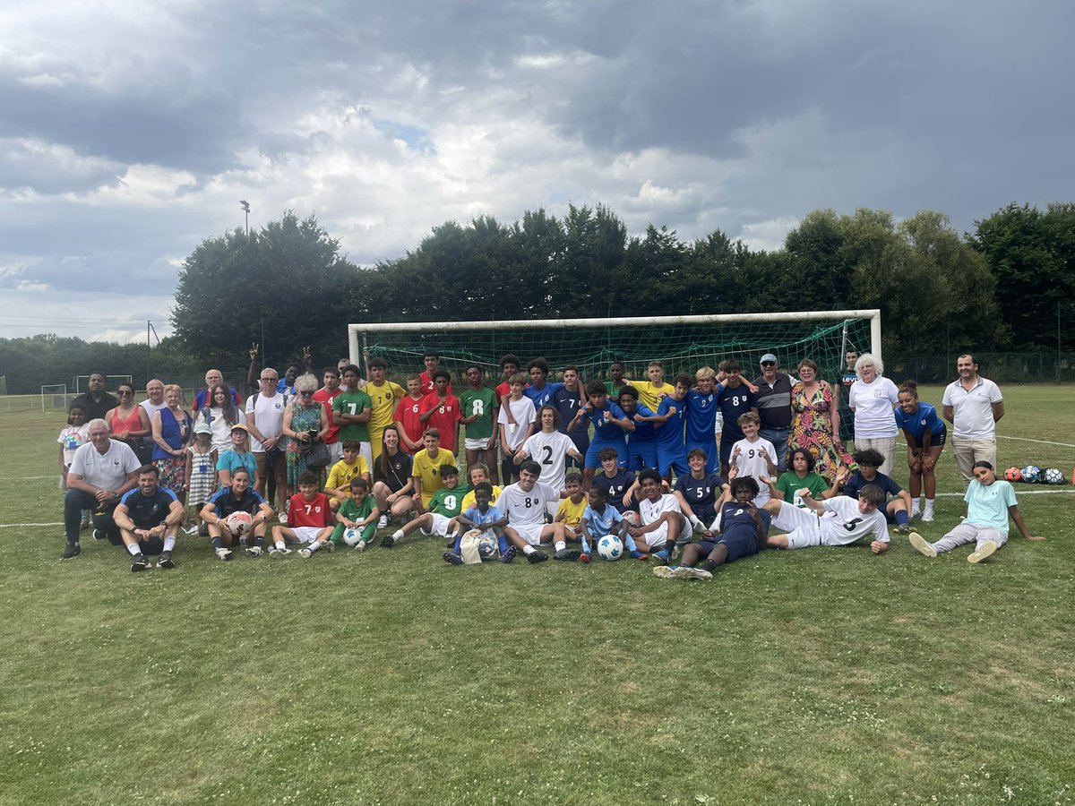LigueFootLFPL's tweet photo. [TOURNOI SOLIDAIRE]

✅ Très belle initiative ce mercredi avec un tournoi organisé par l’équipe du Pôle Espoirs en l’honneur du @SecoursPop qui fête ses 80 ans. Un beau moment d’échanges et de partage autour du football classique, mais aussi du #futnet, #GOLFFOOT et #footki 👌⚽️ https://t.co/jRVafE6cr7