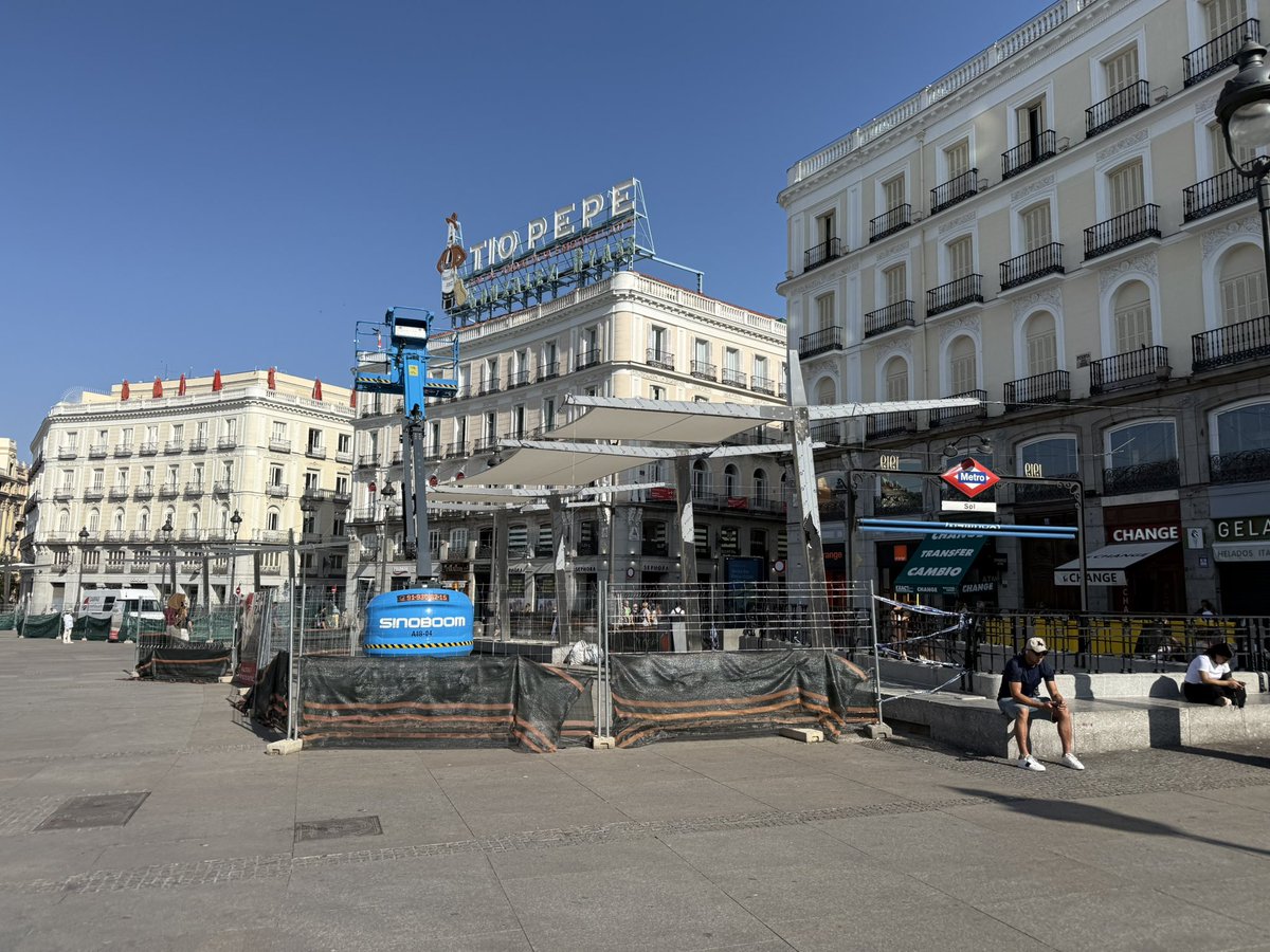 Ya está aquí el verano oficialmente, aunque el calor lleva ya semanas por Madrid… al contrario que los toldos de Sol, que siguen sin estar instalados