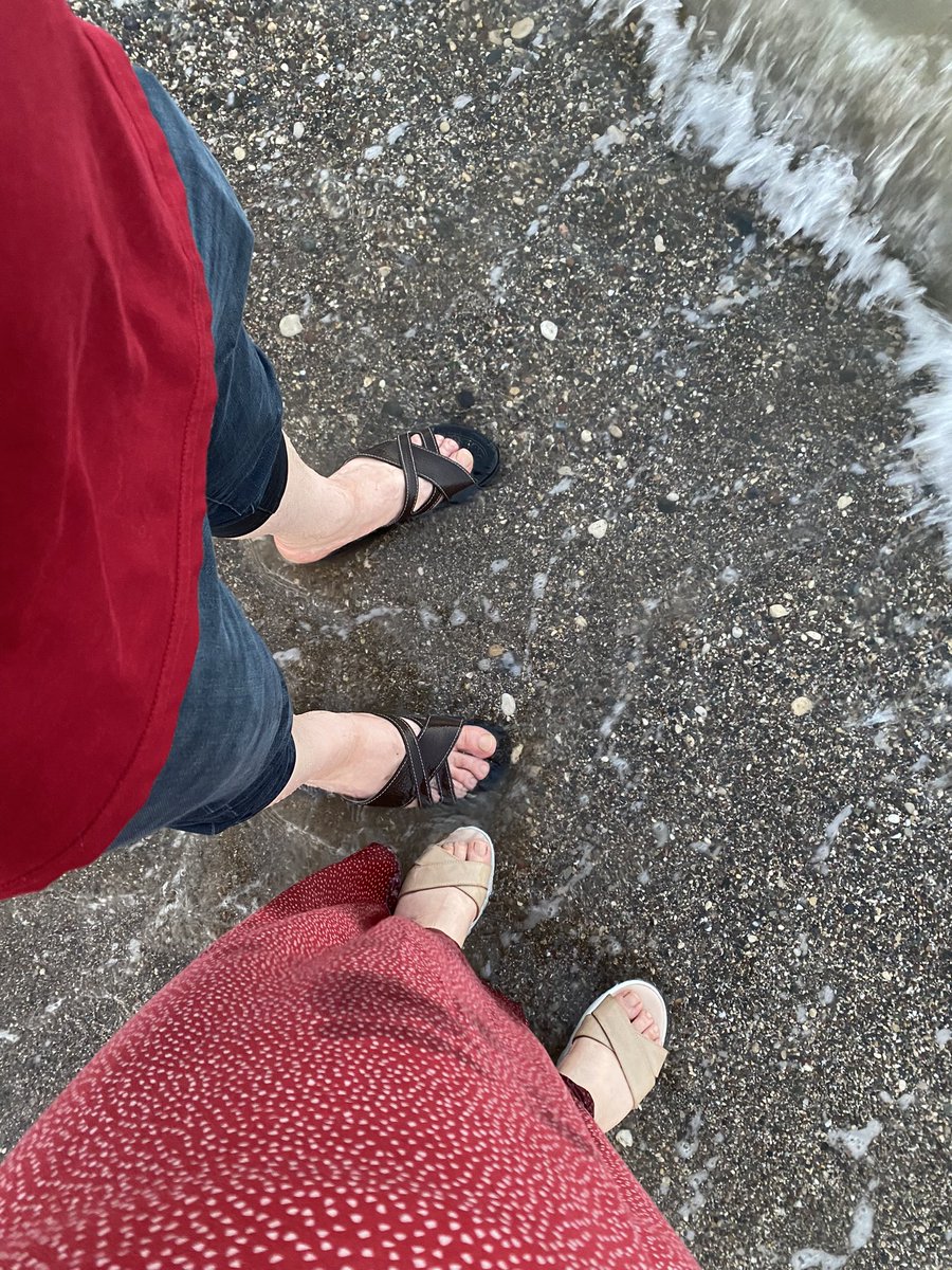 Dün ikindi evde otururken eşime “ya dedim şu kahveyi şimdi deniz kenarında içmek vardı.” “Doldur termosa da buluruz elbet bir yer” dedi. En fazla Kayseri’de bir mesire alanına gideriz diye düşünüp çiçekli fistan, dantelli yazmam, elimde termos bindim arabaya… Allahım, çok 🌸