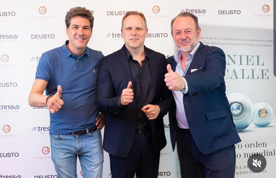 Eurico Campano (@euricocampano) on Twitter photo ¡¡Con amigos de la libertad!!
En la fiesta del nuevo libro de <a href="/dlacalle/">Daniel Lacalle</a>
"El nuevo orden económico mundial" <a href="/EdicionesDeusto/">Ediciones DEUSTO</a>
¡Con <a href="/GustavoBolsa/">Gustavo Martínez</a> y un montón de amigos! ¡¡Con amigos de la libertad!!
En la fiesta del nuevo libro de <a href="/dlacalle/">Daniel Lacalle</a>
"El nuevo orden económico mundial" <a href="/EdicionesDeusto/">Ediciones DEUSTO</a>
¡Con <a href="/GustavoBolsa/">Gustavo Martínez</a> y un montón de amigos!