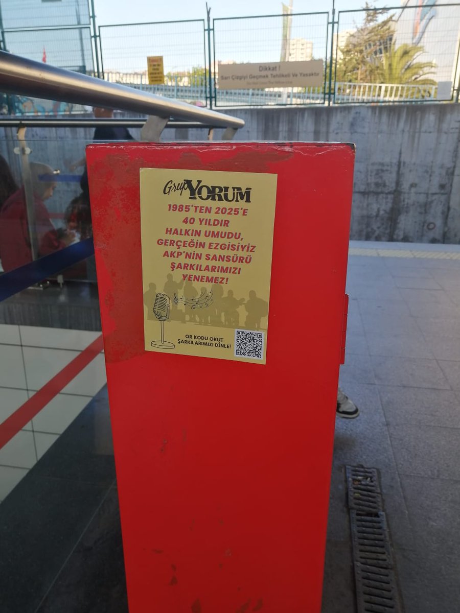 GrupYorum85_'s tweet photo. İstanbul sokaklarında Grup Yorum stickerları
Qr kodu okut, şarkılarımızı dinle! https://t.co/a2jfcAZD7J