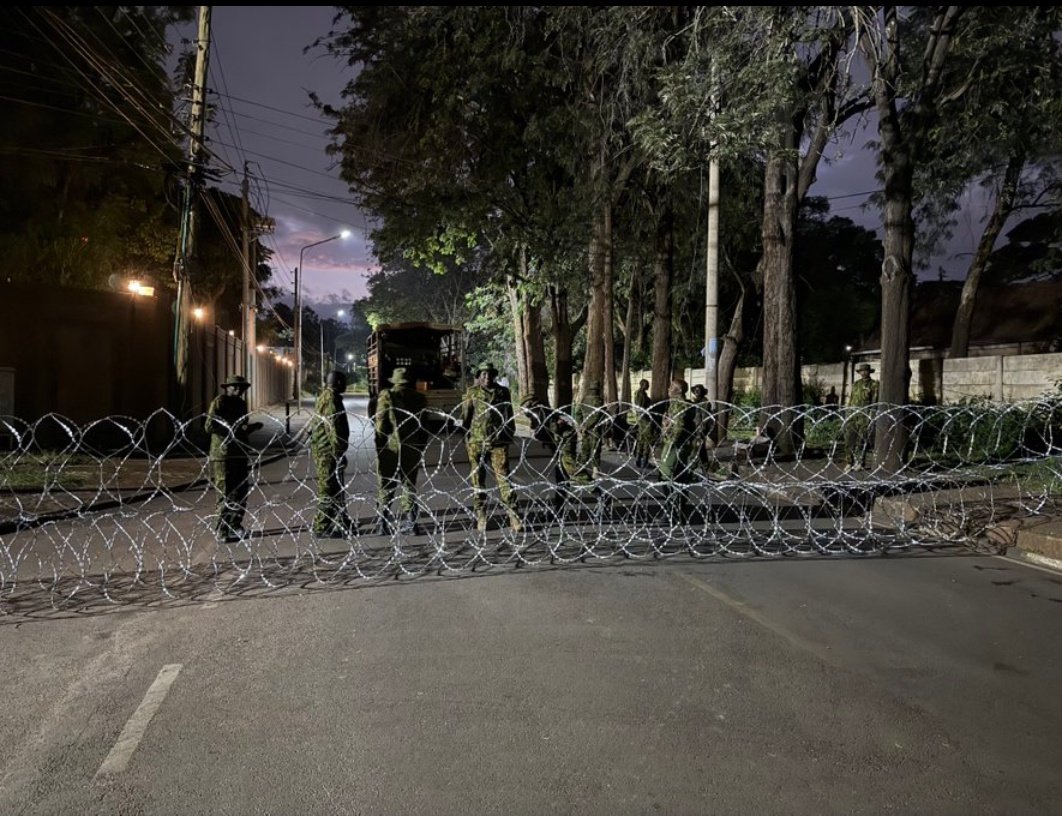 After GoK blocking their darling Githeri Media from live coverage of the Demos earlier, they've again been ordered to make untrue reports about the statehouse. 
They're taking statehouse pictures from the front side,and not around and behind,where we actually are. 
#SiriNiNumbers