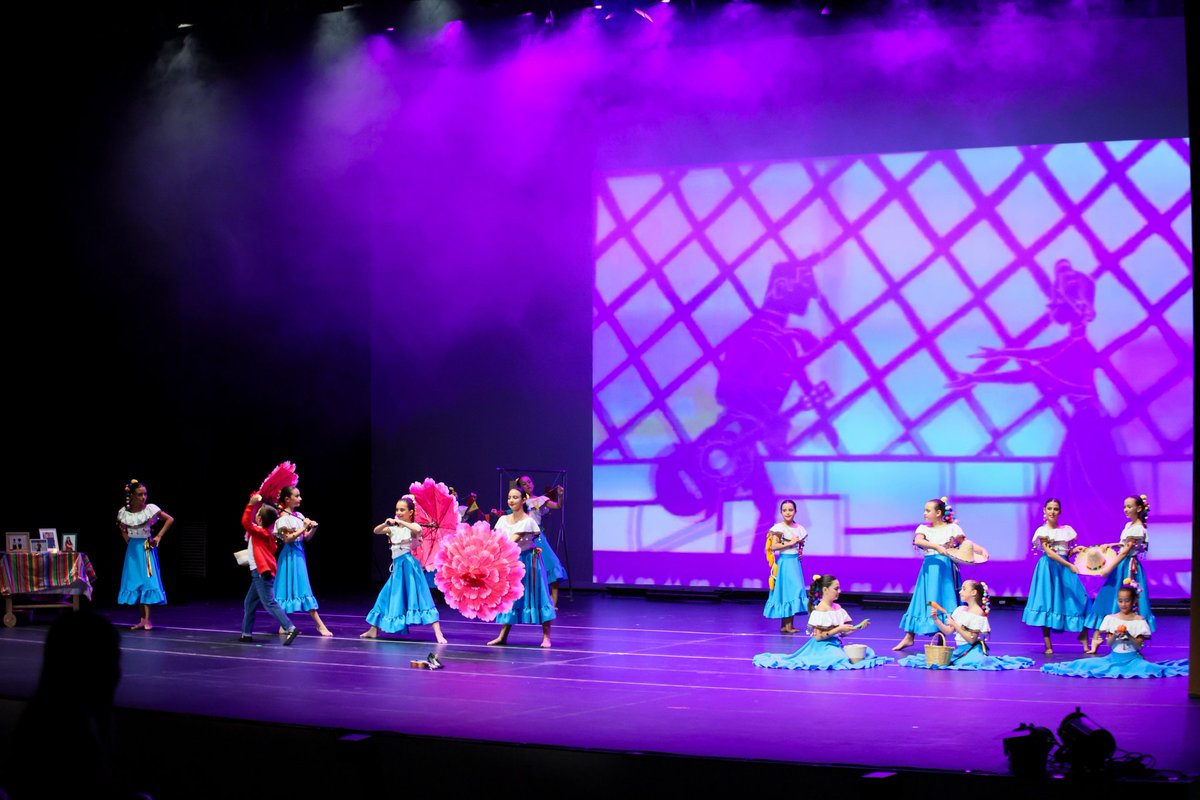 CulturaLorca's tweet image. 📸De nuevo la danza brilla en el Auditorio Margarita Lozano con otra de nuestras academias lorquinas. 🩰Hoy es el turno de la gala del Estudio de Danza de Violeta Mateo
#CulturaEnLorca