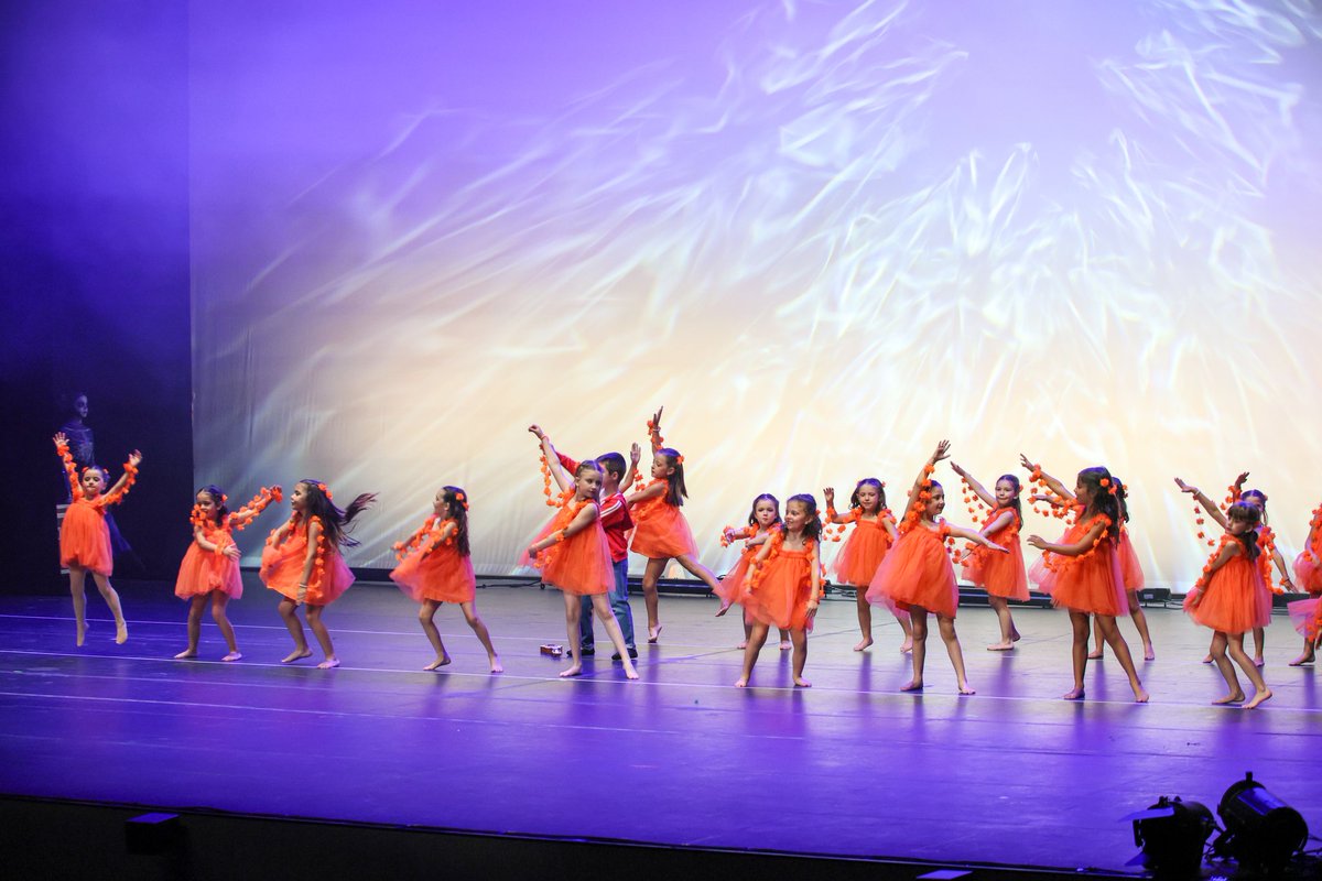 CulturaLorca's tweet image. 📸De nuevo la danza brilla en el Auditorio Margarita Lozano con otra de nuestras academias lorquinas. 🩰Hoy es el turno de la gala del Estudio de Danza de Violeta Mateo
#CulturaEnLorca