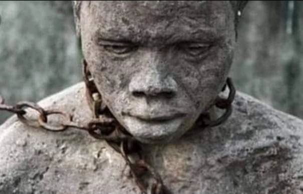 يقول احد التجار خرجت إلى سوق العبيد لأشتري لنفسي عبدا يخدمني فوجدت سيدا يبيع عبدا و ينادي عليه قائلا : من يشتري هذا العبد على عيبه ؟
فقلت له : يا سيدي و ما العيب الذي فى هذا العبد ؟ فقال :  سل العبد يخبرك فسألته فقال : عيوبي كثيرة و لا أدري بأيها شهروني 
فرجعت إلى صاحبه وقلت :