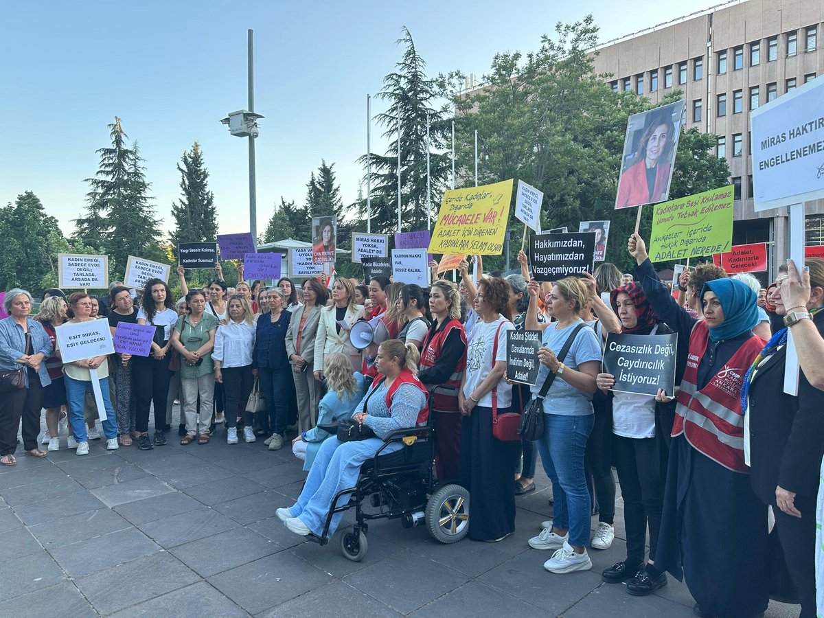 Eşit miras hakkımızı engelleyemeyeceksiniz!
Bizi eşitsizlik zemininde pazarlığa zorlayamayacaksınız!
Haklarımıza sessizce el koyamayacaksınız!

Biz buradayız, susmuyoruz!
Haklarımızdan vazgeçmiyoruz!