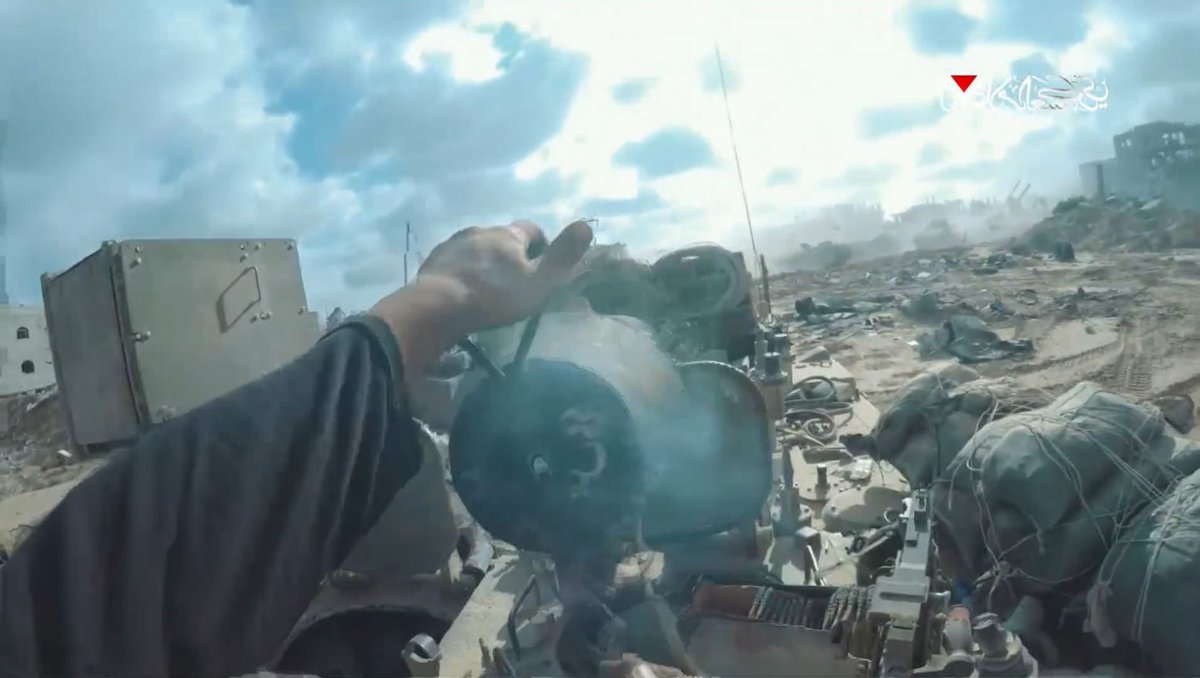 فأرسلنا عليهم الطوفان ..
جنود المقاومة يضعون العبوة داخل دبابات العدو..