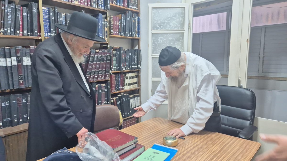 ycbreitkopf's tweet image. באחווה ורעות: מרן הגר"ד לנדו קם בחביבות לקבל את פני ראש הישיבה הגרמ"ה הירש, שחזר אחרי למעלה משבועיים ממסע גיוס כספים לקרן עולם התורה בארה"ב