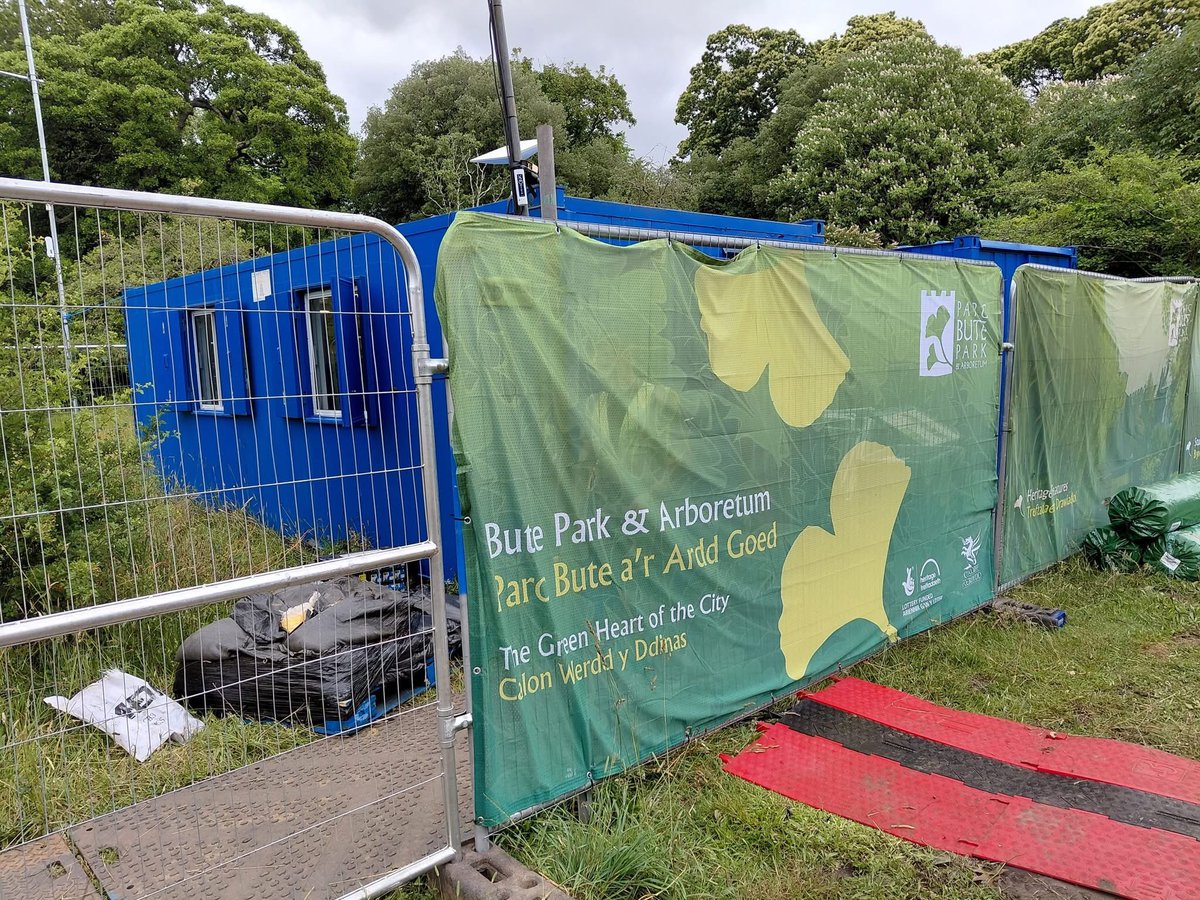 JeremySparkes's tweet image. So it’s true …post-modern irony is alive and well and Cardiff Council doing its bit to keep it so

Plonks mega-sized metal containers on the wild meadow in Bute Park and then tries to shield it with corporate verbiage about it being the Green Heart of the City