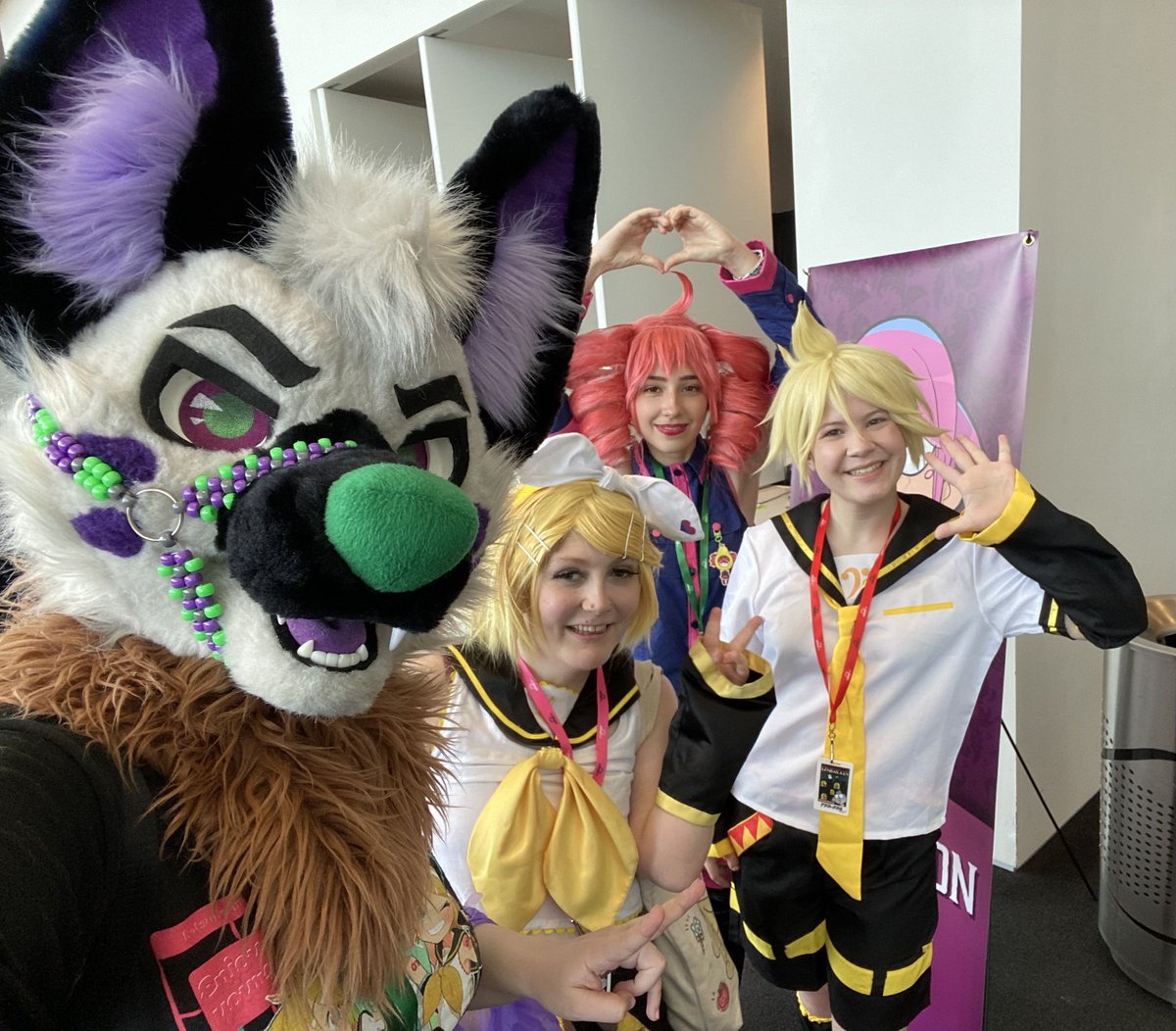Coolest Cosplay at OMG!con, it was so awesome getting to see all these amazing cosplayers from my favorite fandom Vocaloid! 
#tavithefruitbat #furry #fursuit #furryfandom #vocaloid #miku