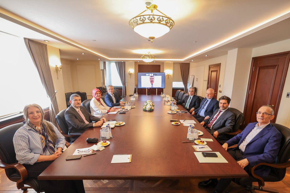 Cumhurbaşkanlığı Politika Kurulları Başkan Vekilleri, kurullar arası iş birliğini güçlendirmek üzere Çankaya Köşkü’nde bir araya geldi.

Toplantıya Yerel Yönetim ve Afet Politikaları Kurulu’nu temsilen Kurul Başkan Vekilimiz Prof. Dr. Fatma Meriç Yılmaz katılım sağladı.