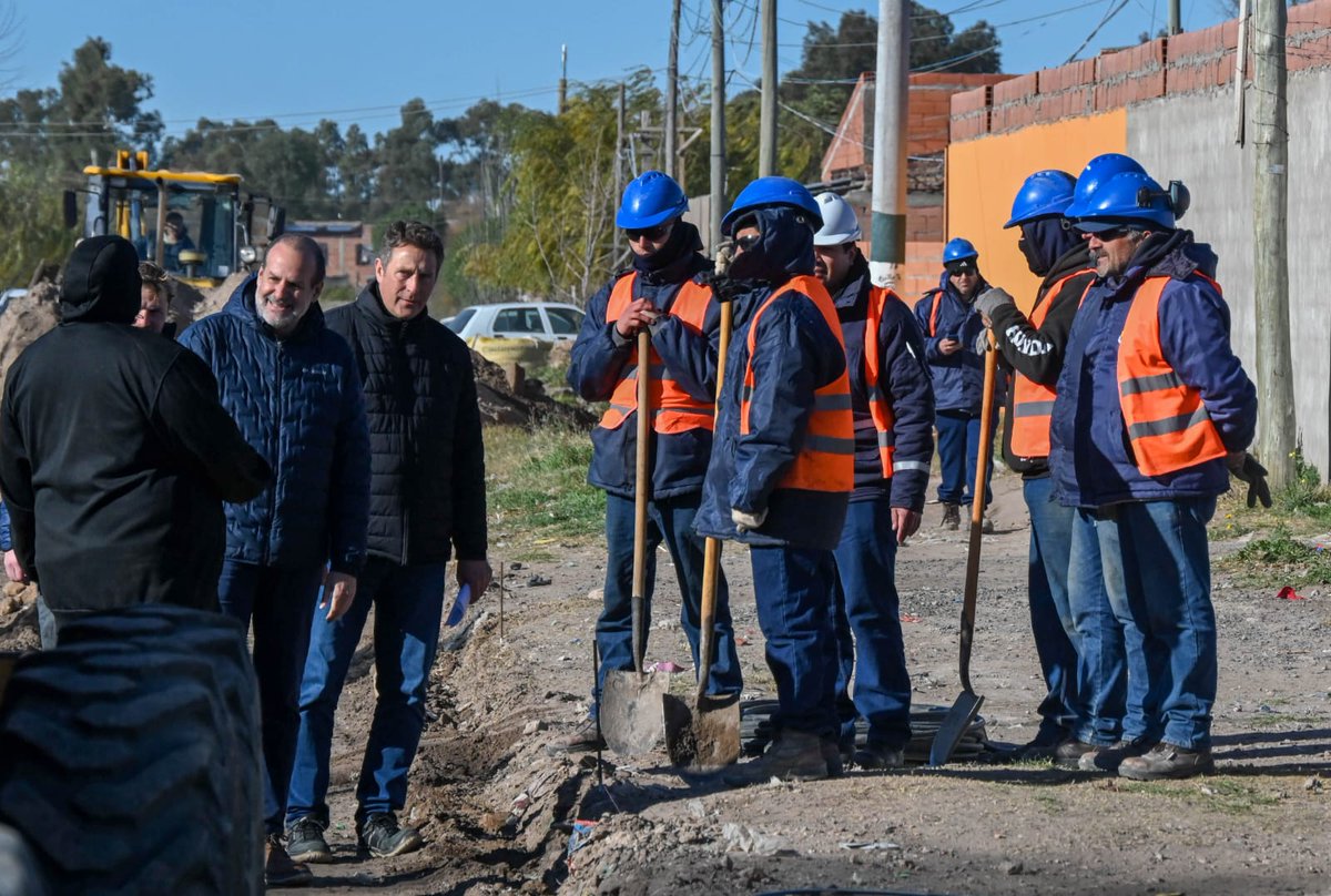 Comenzaron las obras para pavimentación en el barrio Evita, un proyecto muy esperado por los vecinos que hoy empieza a hacerse realidad gracias al trabajo articulado con @opisupba, y a la decisión del gobernador @kicillofok.