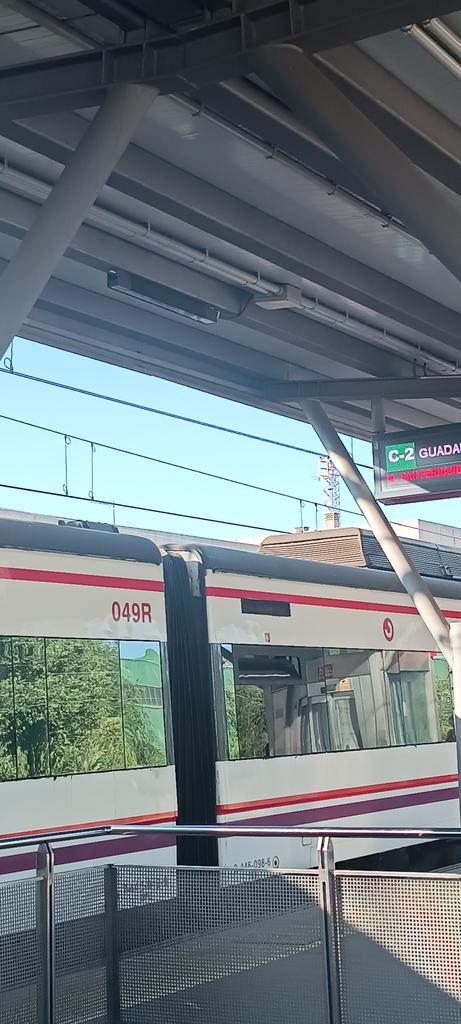 hplee16's tweet photo. @Renfe @Inforenfe @metro_madrid por favor, arreglen esto.  Es lamentable como se deterioran los medios de transporte. https://t.co/fjqWYSf9W8