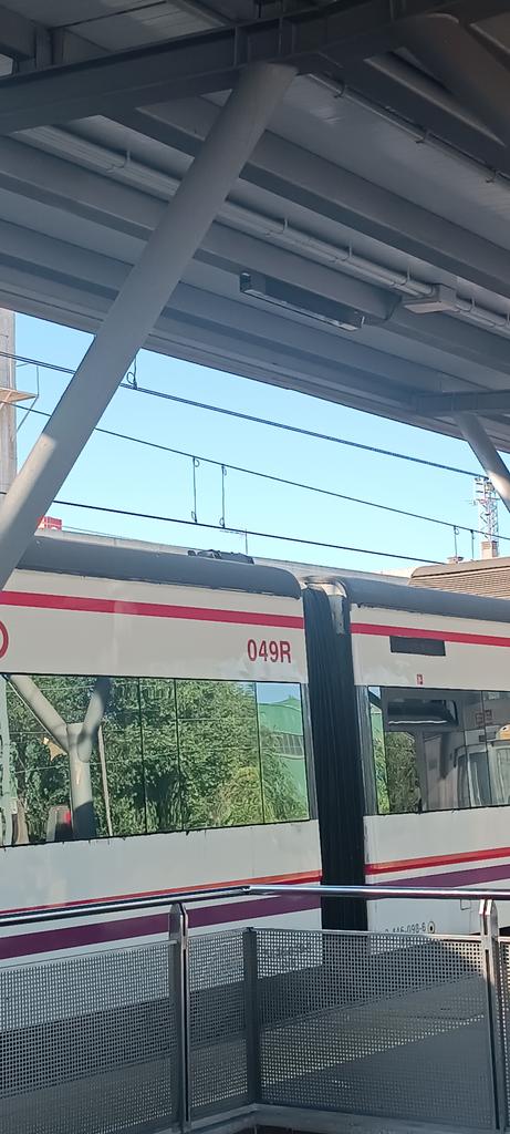 hplee16's tweet photo. @Renfe @Inforenfe @metro_madrid por favor, arreglen esto.  Es lamentable como se deterioran los medios de transporte. https://t.co/fjqWYSf9W8