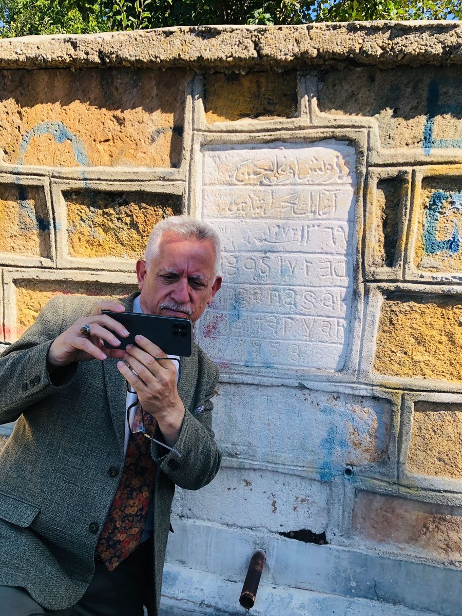 Eskipazar Mahallesi gezimizden güzel bir kare, ben aslında orada kendimi çekmiyorum.
Başka bir dilde olduğunu düşündüğümüz çeşme kitabesinin öyle olmayıp kalıbın ters basılmasıyla ilgili olduğunu öğrenince ters çekimle düz okumaya çalışırken bir arkadaşımız da bizi çekti.
Eline