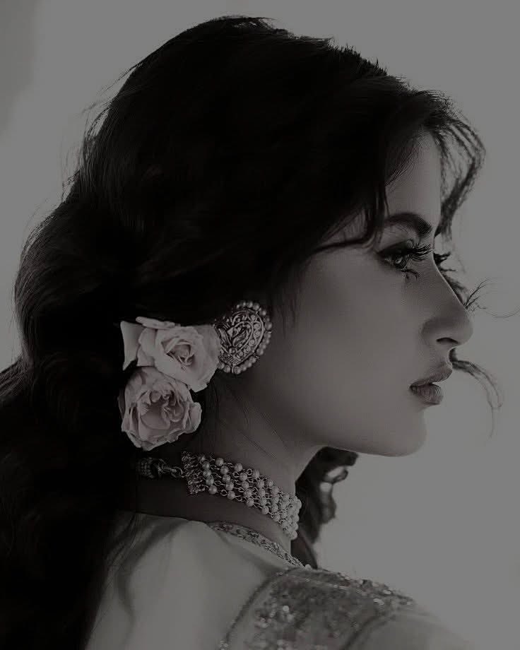 टूटने के बाद
सब ठीक कहाँ होता है?
लेकिनआदत हो गई है
तुम्हारे बाद
दोपहरी तुम्हारी शिकायते याद करते गुजर जाती है
तुमने आख़िरी बार गले लगाया था 
रात उस कुर्ती की सिलवट गिनने में 
कट जाती है
जब आँखों से ओझल होता है तुम्हारा चेहरा 
तो तुम्हारी दी हुई चूड़ियाँ 

१/२