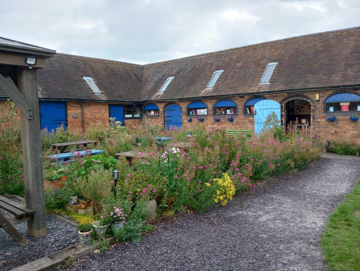 Possibly the most aesthetic edition of Mansfield Park I own 🌹