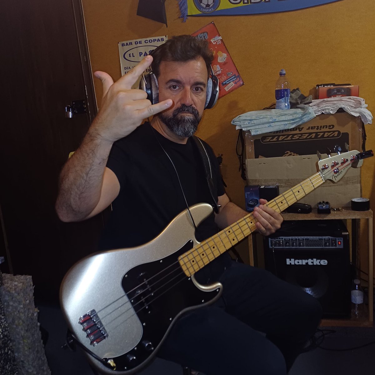 FernandoPiquer's tweet image. Estos días, cuando los viajes y el trabajo me lo permite, estamos en el estudio grabando nuevos temas con mi grupo de rock.
Que no solo de Esports se alimenta el alma 🤘