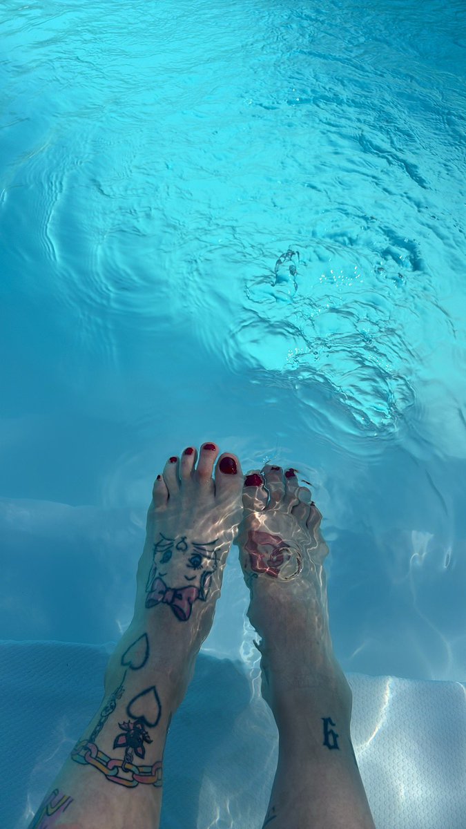 KendraParfaite's tweet photo. Tellement au dessus de toi…
Admire et Raque c’est tout ce que tu auras de moi ! 
Même un regard de ma part ça se mérite. 

#slave #moneyslave @paypig #pigeons #queen #moneymiss #soumis #deesse #perfect #inkedgirl #sexy #foot #leche #raque https://t.co/Jza9jZgL6c