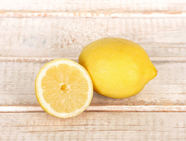 Hoy, para desayunar, mi hijo ha pedido limón.

O sea, limón natural. Así, sin yogur, sin otra fruta más dulce que lo disfrazase. Yo, anticipando lo que creía que iba a pasar —porque en esto de anticipar a los hijos uno se equivoca a menudo pero sigue intentándolo—, le he