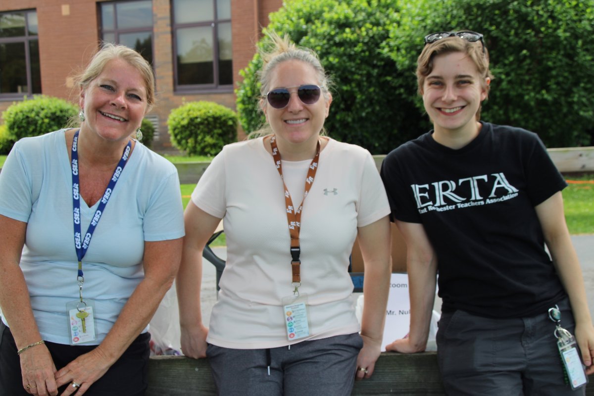 ER’s 8th grade students and staff wrapped up the the last day with some kickball fun and time to relax outdoors. ☀️🟢👟

📸: photos.app.goo.gl/A4UU8uKMa2KGsi…

#WeAreER