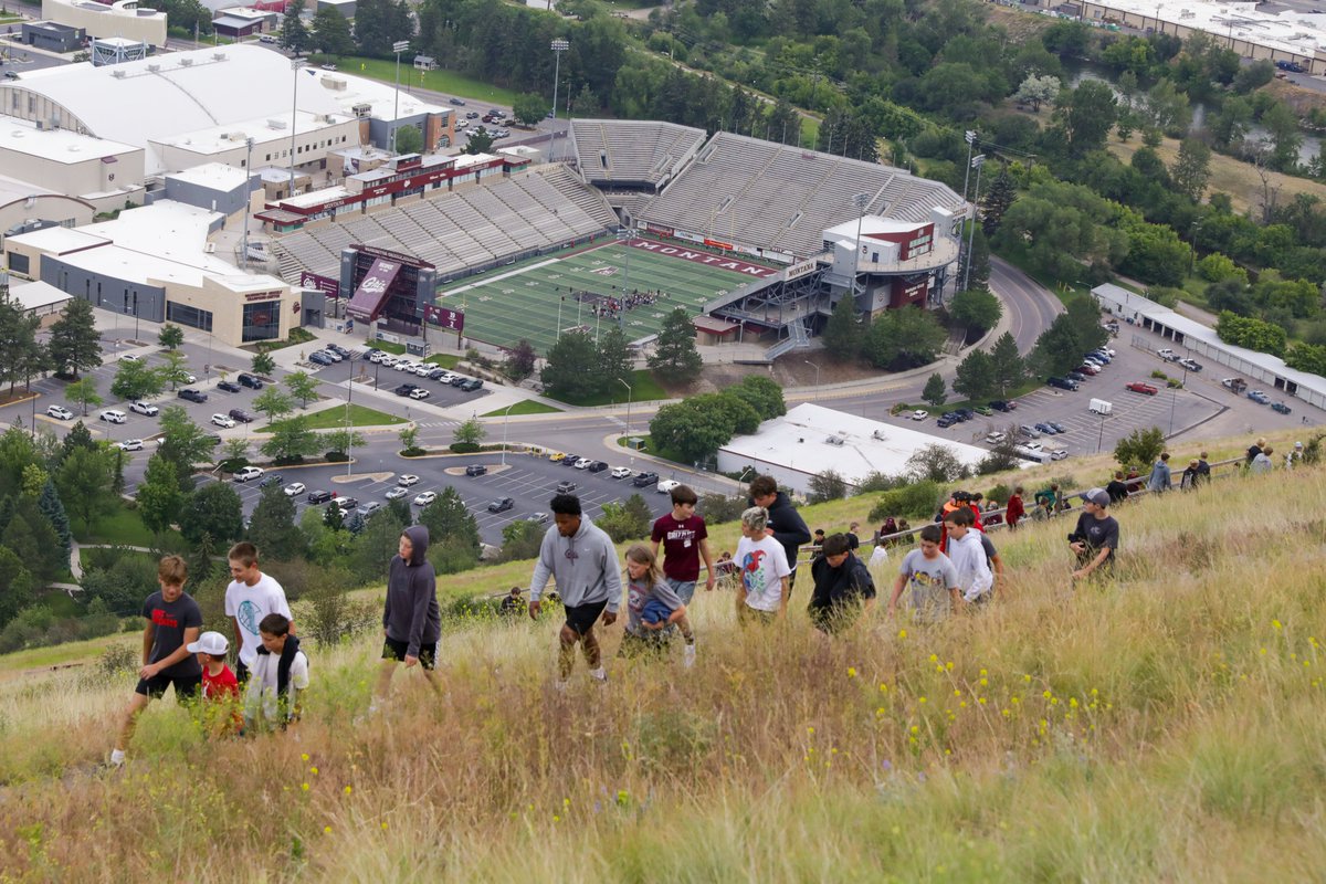 A hike up the "𝑴" caps another awesome Griz kids camp with over 300 in attendance! 💪

#FutureGriz