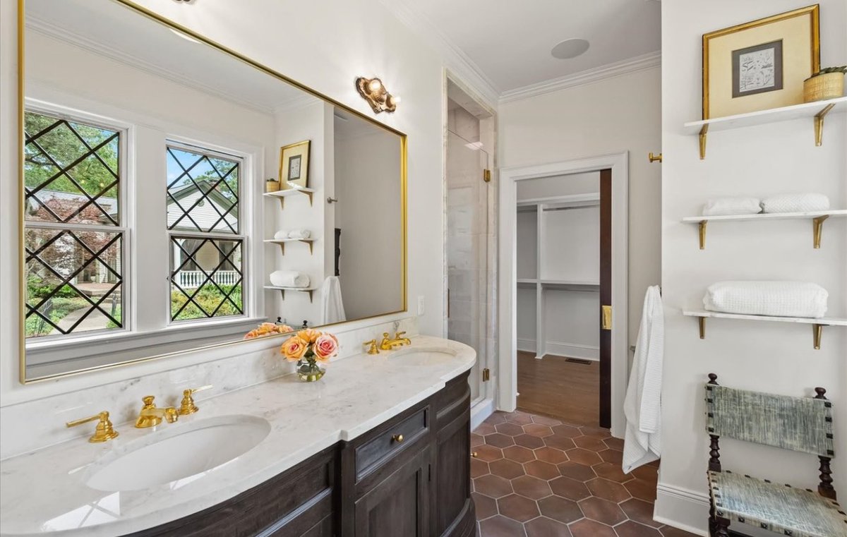 RyanDanz's tweet image. Would you pay more for a plaque designation “National Register of Historic Places”
30% more?
A 1930 English Stone Tudor that competes with homes that typically sell at $650/sq ft is listed at $850/sq ft
Pretty hefty premium
Pretty amazing home though
🤔