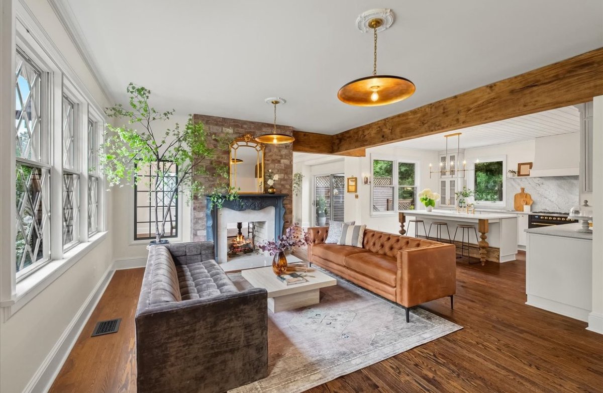 RyanDanz's tweet image. Would you pay more for a plaque designation “National Register of Historic Places”
30% more?
A 1930 English Stone Tudor that competes with homes that typically sell at $650/sq ft is listed at $850/sq ft
Pretty hefty premium
Pretty amazing home though
🤔