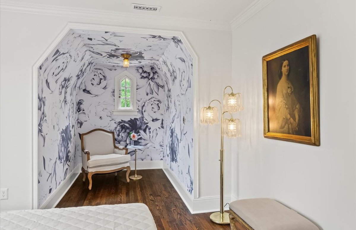RyanDanz's tweet image. Would you pay more for a plaque designation “National Register of Historic Places”
30% more?
A 1930 English Stone Tudor that competes with homes that typically sell at $650/sq ft is listed at $850/sq ft
Pretty hefty premium
Pretty amazing home though
🤔