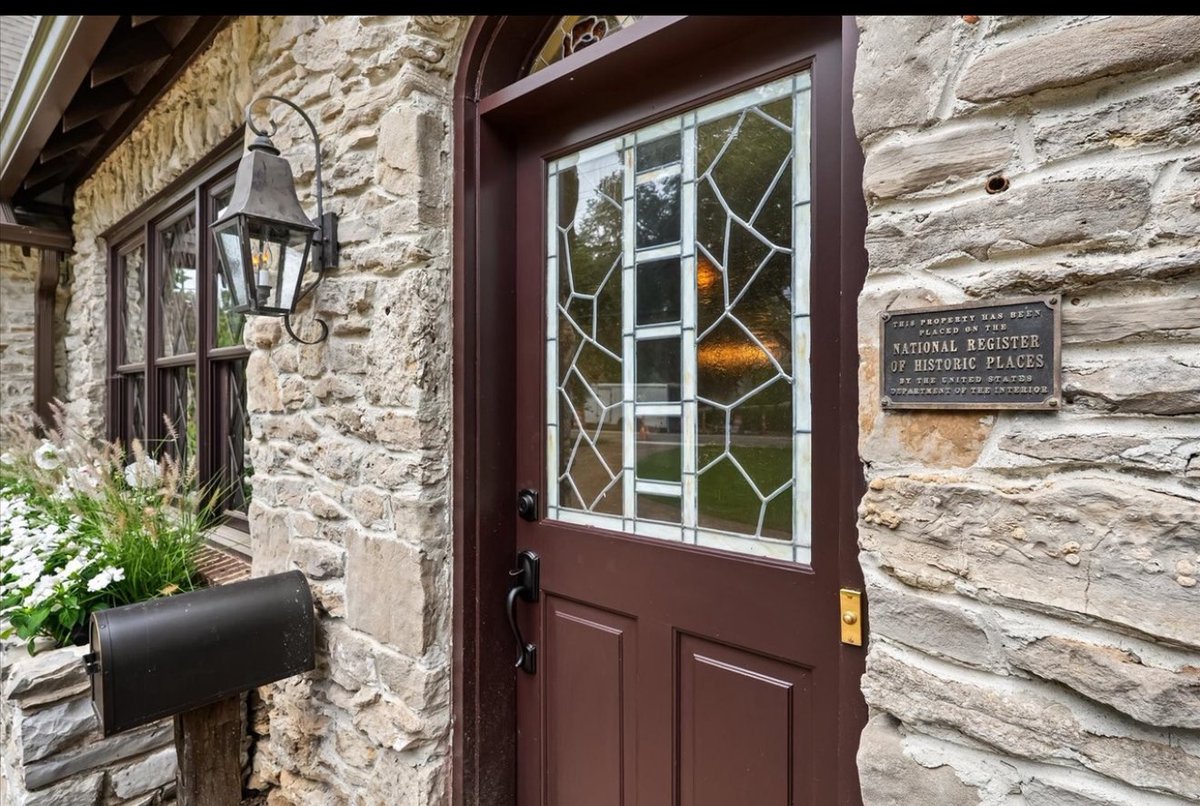 RyanDanz's tweet image. Would you pay more for a plaque designation “National Register of Historic Places”
30% more?
A 1930 English Stone Tudor that competes with homes that typically sell at $650/sq ft is listed at $850/sq ft
Pretty hefty premium
Pretty amazing home though
🤔
