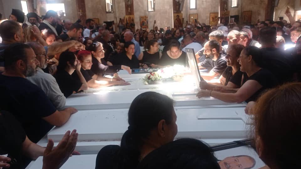 GrecoLevantines's tweet photo. Ανοιχτή Επιστολή Μετά τη Σφαγή στον Άγιο Ηλία – Από έναν Επιζώντα
Ντάνι Μ., Επιζών της επίθεσης

Όταν ήμουν παιδί και μεγάλωνα μέσα στην αποξένωση που έφερναν ο εξισλαμισμός και ο εκαραβισμός, ρώτησα κάποτε τη γιαγιά μου:
«Γιατί δεν έχουμε δικό μας κράτος;»

Χαμογέλασε και μου είπε:
«Έχουμε. Είναι πίσω από τη θάλασσα. Λέγεται Ελλάς. Είναι όλοι Ρωμιοί εκεί. Και παντού βλέπεις εικόνες.»

«Πώς μοιάζουν;» τη ρώτησα.
«Σαν εσένα. Καφετιά μάτια, καστανά μαλλιά, γνώριμα πρόσωπα.»

«Τι τρώνε;»
«Ό,τι κι εμείς – ντολμάδες, ελιές, και πίνουν ούζο όπως εμείς πίνουμε αράκ.»

«Και πώς χορεύουν;»
«Χορεύουν σε κύκλο, όπως εμείς τη ντάμπκε. Και αγαπούν τις εικόνες, όπως εμείς.»

Χθες, παραλίγο να τη συναντήσω ξανά. Η γιαγιά μου έφυγε απ’ τη ζωή το 2005.
Εγώ επέζησα της βομβιστικής επίθεσης στον Άγιο Ηλία για λίγα δευτερόλεπτα.

Αν είχα πεθάνει, ξέρω τι θα μου έλεγε:
«Μην ανησυχείς. Η χώρα πίσω απ’ τη θάλασσα, η Ελλάς, θα σας βοηθήσει.»

Αλλά έζησα. Και σήμερα της λέω:
«Αν πεθάνω στην επόμενη επίθεση, θα σου πω:
Γιαγιά, ακόμα περιμένουμε.»

Ελλάδα, δεν είσαι μια ξένη χώρα για εμάς.
Είσαι η οικογένειά μας, το παρελθόν μας, η ελπίδα μας.

Δεν ζητάμε λεφτά.
Δεν ζητάμε βίζες.

Ζητάμε τη φωνή σου.
Τη δύναμη της διπλωματίας σου.
Τη δύναμη της ιστορίας σου.

Μπορείς να καλέσεις έκτακτη συνεδρίαση του ΟΗΕ για τη σφαγή των Χριστιανών της Συρίας.
Και πρέπει να το κάνεις τώρα.

Αιμορραγούμε ακόμα.
Περιμένουμε ακόμα.
Πιστεύουμε σε εσένα.

Με πόνο και ελπίδα,
Ντάνι Μ.
Επιζών της σφαγής στον Άγιο Ηλία