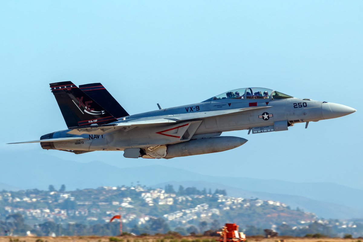 LAXSPOTTER97's tweet image. Some VX-9 statics heading home.

#vx9 #f18