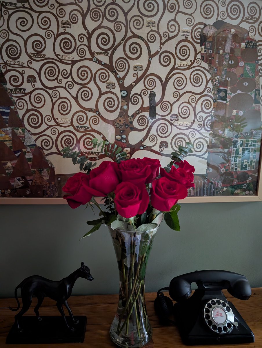 DrLConnelly's tweet image. A wee bunch of flowers from himself and a message to put my feet up.