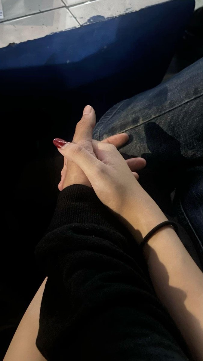 scrollpics's tweet image. Love language: