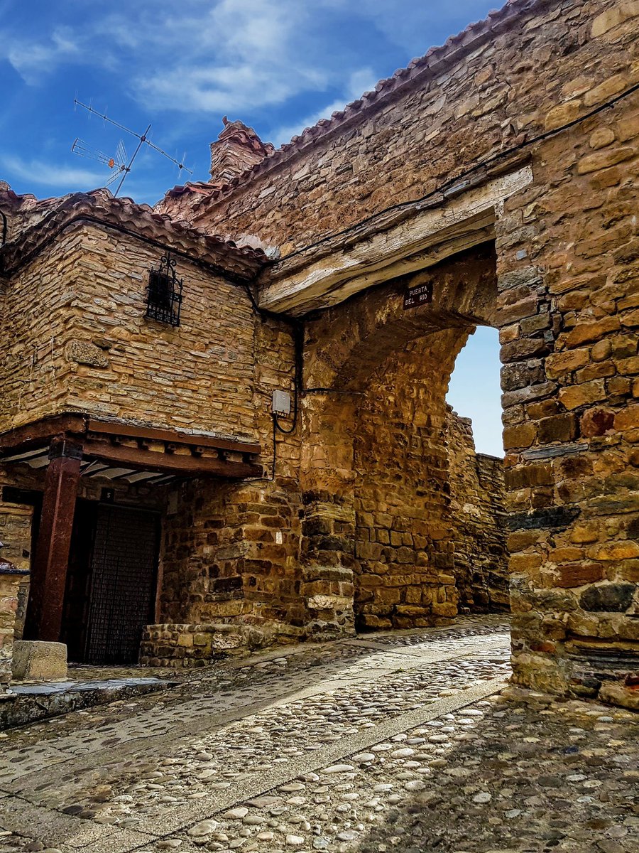 Turismo Castilla y León (@cylesvida) on Twitter photo Esta es la Puerta del Río, uno de los accesos a uno de los Pueblos Más Bonitos de España como es Yanguas, al norte de Soria.
<a href="/Soriaestademoda/">Soria está de moda</a> Esta es la Puerta del Río, uno de los accesos a uno de los Pueblos Más Bonitos de España como es Yanguas, al norte de Soria.
<a href="/Soriaestademoda/">Soria está de moda</a>