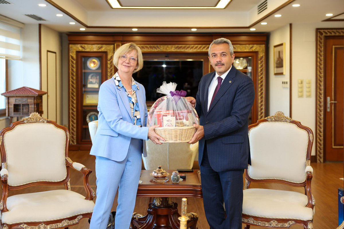 Sibylle Katharina Sorg (@gerambturkiye) on Twitter photo Rize’deki sıcak karşılama için teşekkür ederim. Sayın Vali İhsan Selim Baydaş <a href="/ihsanselimb/">İhsan Selim Baydaş</a> ile gerçekleştirdiğimiz samimi görüşmeden memnuniyet duydum. Rize’deki sıcak karşılama için teşekkür ederim. Sayın Vali İhsan Selim Baydaş <a href="/ihsanselimb/">İhsan Selim Baydaş</a> ile gerçekleştirdiğimiz samimi görüşmeden memnuniyet duydum.
