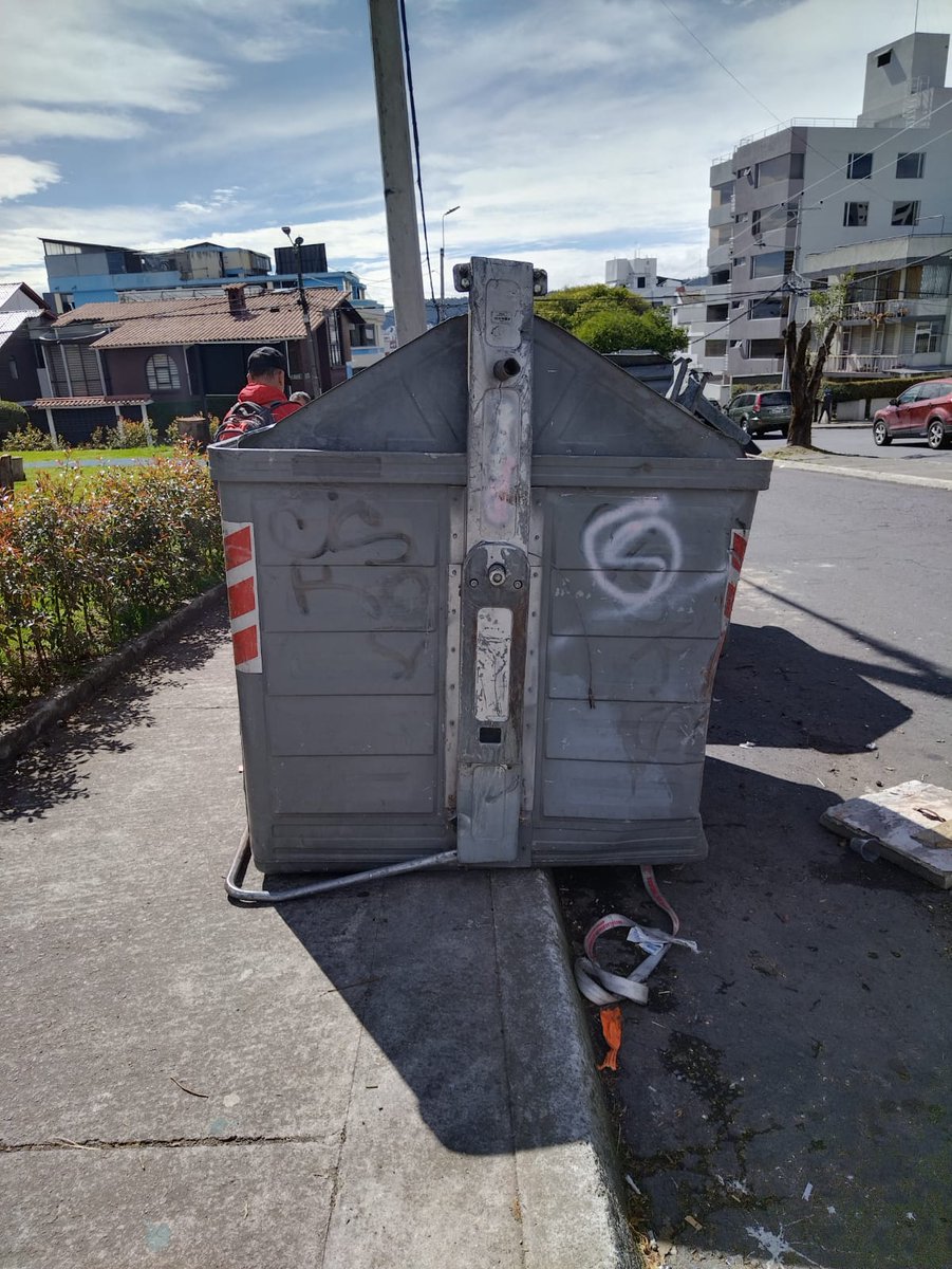 Barrio Granda Centeno (@barriogranda) on Twitter photo Estos contenedores son los que están en el parque Granda Centeno por favor podrían ayudarnos y retirarlos? Lo que nos ha causado es que vengan a botar todo tiempo de escombros, los restaurantes traen de todo, recicladores que dejan la basura fuera del contenedor <a href="/EmAseoQuito/">Empresa Aseo Quito</a> Estos contenedores son los que están en el parque Granda Centeno por favor podrían ayudarnos y retirarlos? Lo que nos ha causado es que vengan a botar todo tiempo de escombros, los restaurantes traen de todo, recicladores que dejan la basura fuera del contenedor <a href="/EmAseoQuito/">Empresa Aseo Quito</a>
