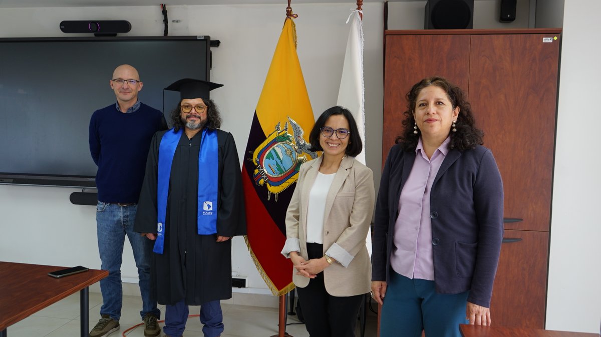 🎓👏 Felicitamos a Paúl Ponce Solórzano, nuevo Doctor en Historia de los Andes de FLACSO Ecuador. Nuestro estudiante defendió la tesis titulada “Ilustrando la naturaleza desde la Audiencia de Quito y los Andes tropicales del norte: religión, abundancia y diversidad en la segunda