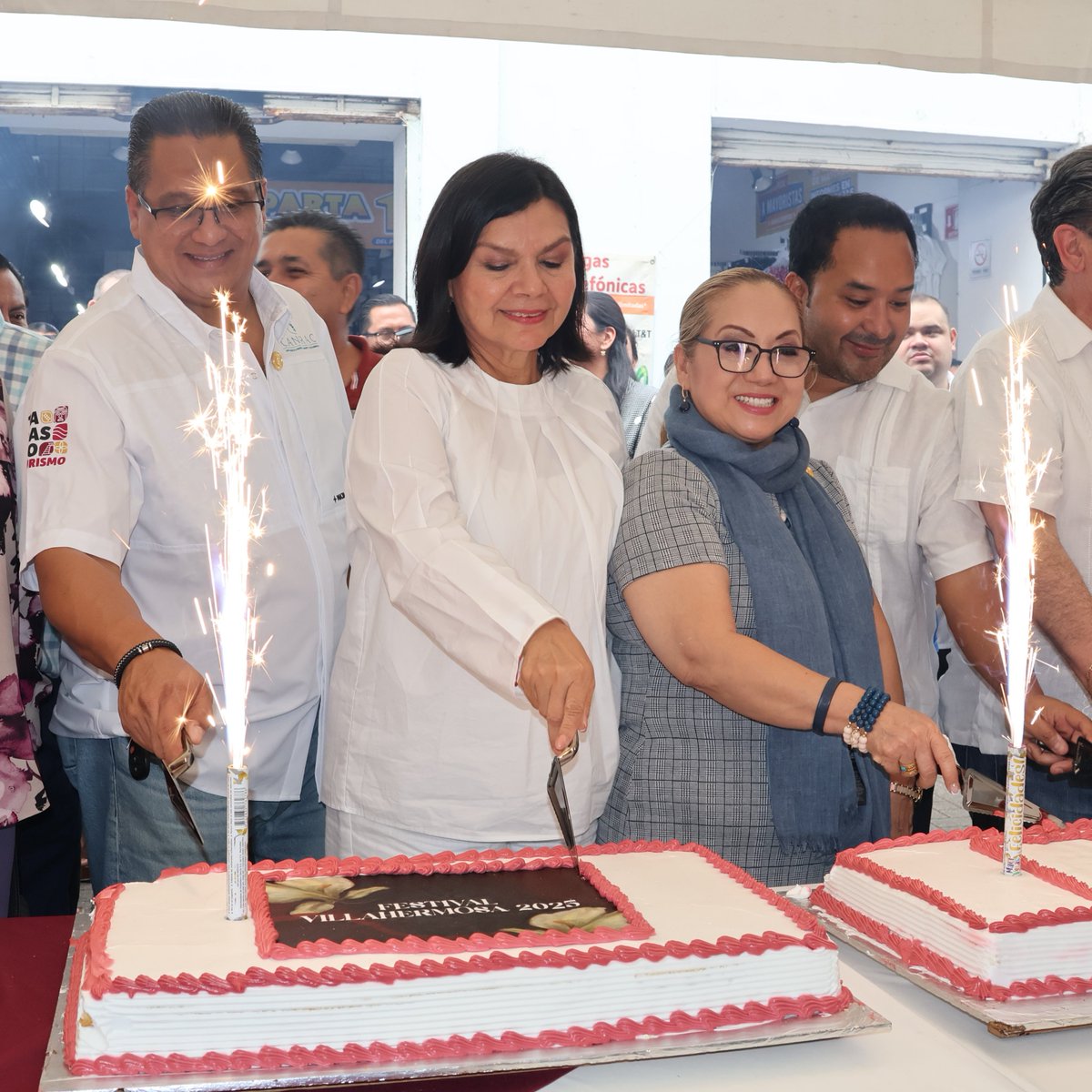 Por invitación de la Mtra. <a href="/YolandaOsunaH/">Yolanda Osuna Huerta</a>, Presidenta de <a href="/GobCentro/">Ayuntamiento de Centro</a>,la Lic. Dolores Hernández , Presidenta del <a href="/CCET_Tabasco/">CCET_Tabasco</a>, participó en el Corte de Pastel con motivo del 461 Aniversario de la fundación de la Ciudad de #Villahermosa