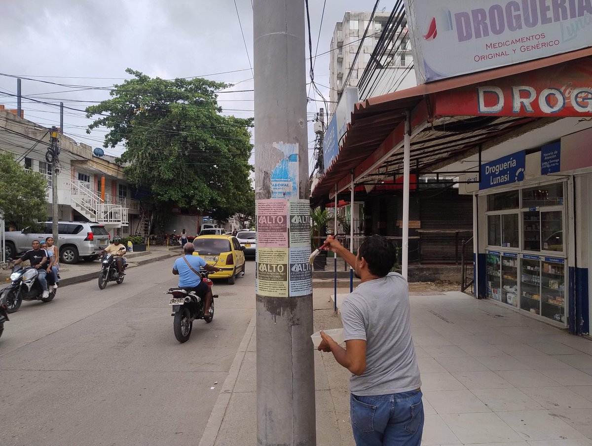 ComRevCo's tweet image. En Cartagena, en el Barrio San José de los Campanos se pusieron 500 afiches contra la guerra de Israel/EEUU contra Irán. Con algunos de discutió por qué Estados Unidos e Israel han sido los mayores agresores y criminales, aunque Irán no represente nada liberador.